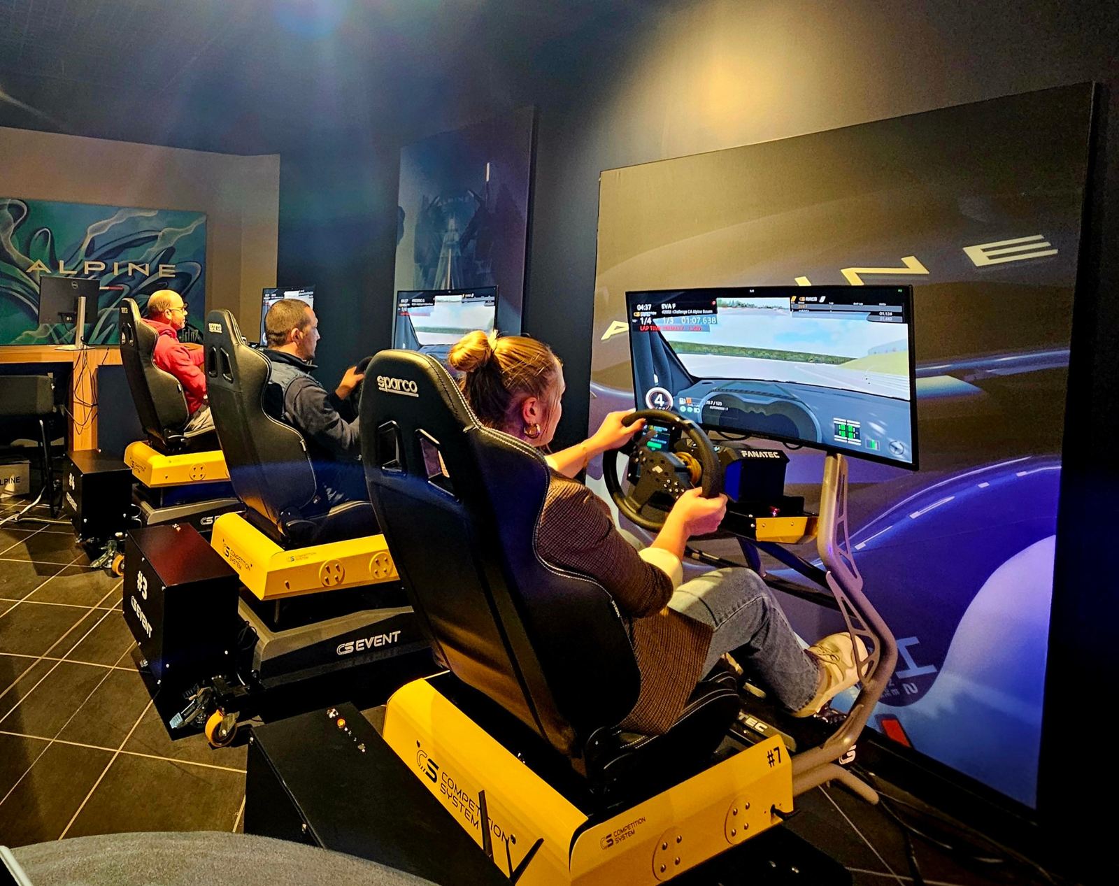 Trois participants roulent en même temps sur le même circuit