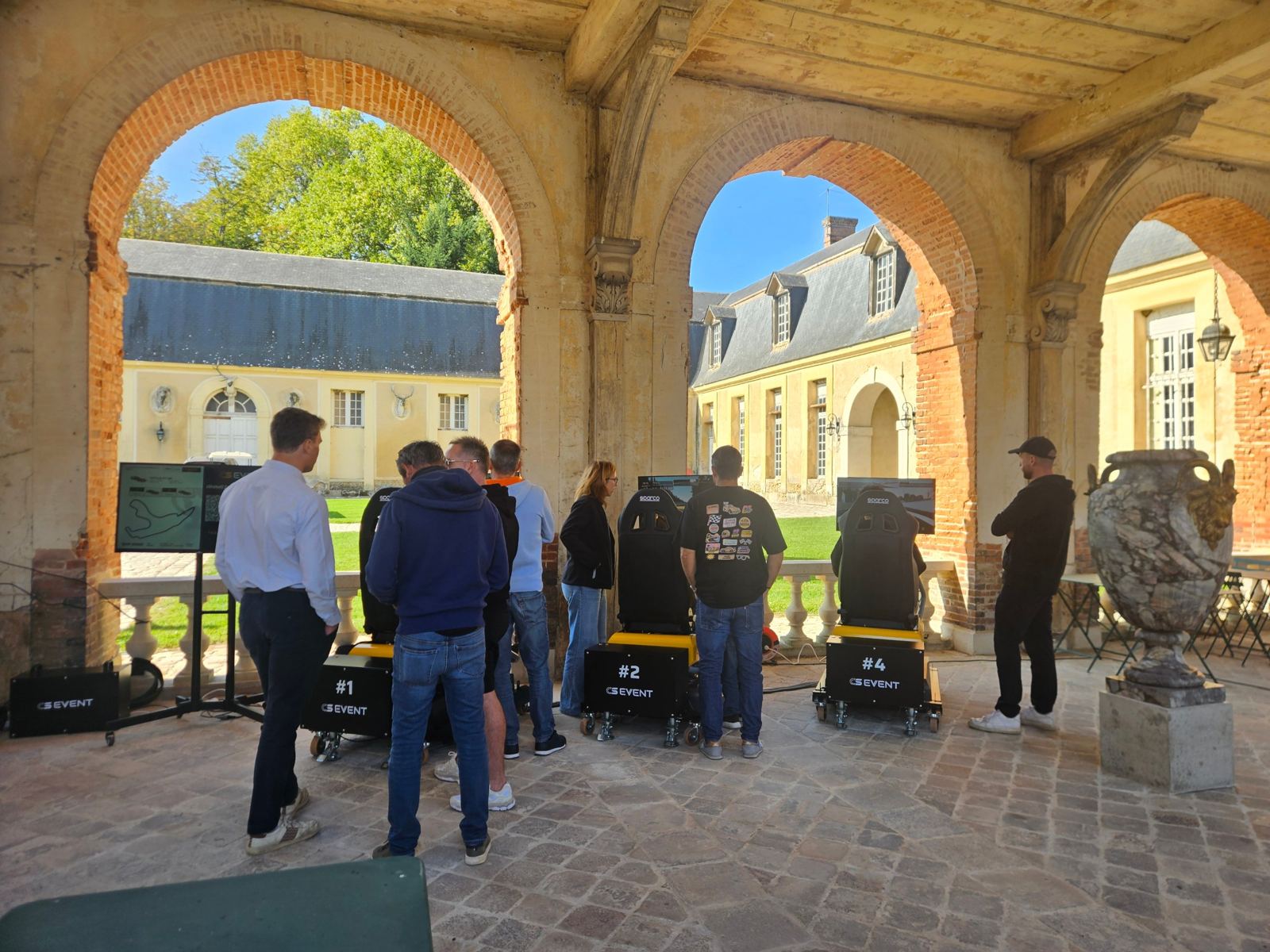 Un groupe suit la course autour des simulateurs
