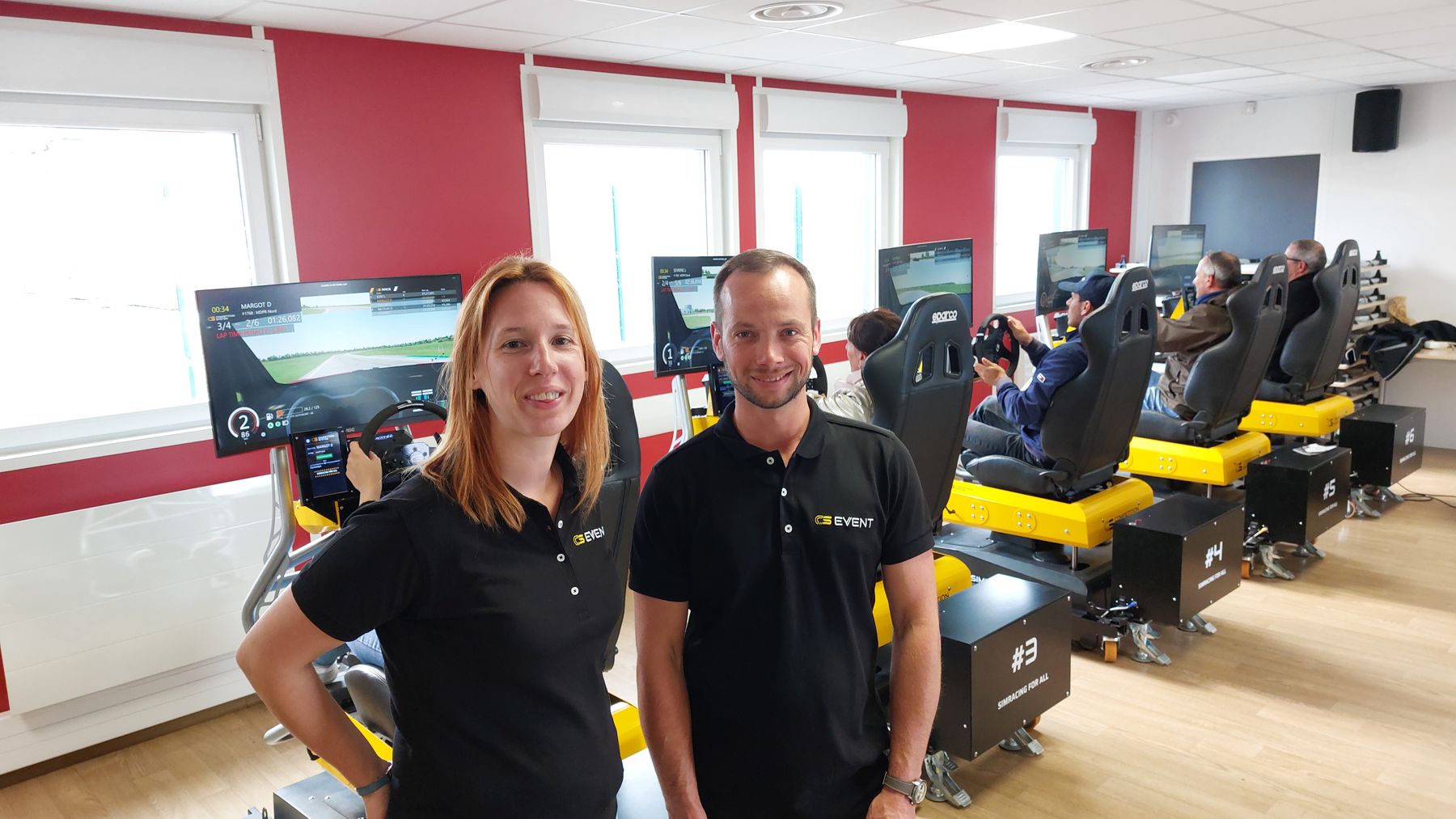 Léa et Alexis, CS Event Paris, devant la rangée de simulateurs