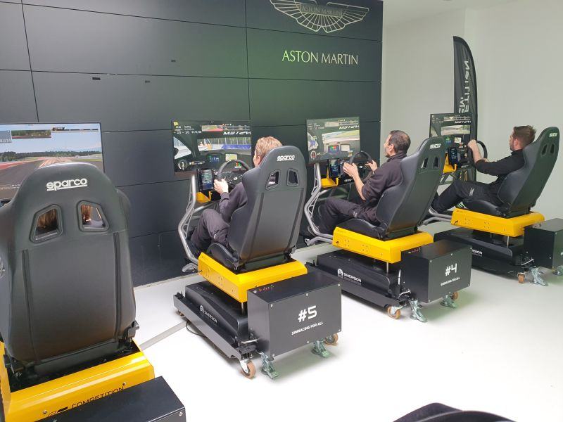 Trois participants au volant dans un espace Aston Martin